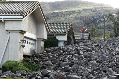 Rocas y barro cubren varias casas de una urbanización en Camarillo Springs, al noroeste de Los Ángeles, tras la tormenta.