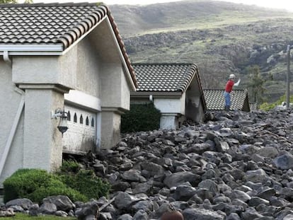 Rocas y barro cubren varias casas de una urbanización en Camarillo Springs, al noroeste de Los Ángeles, tras la tormenta.