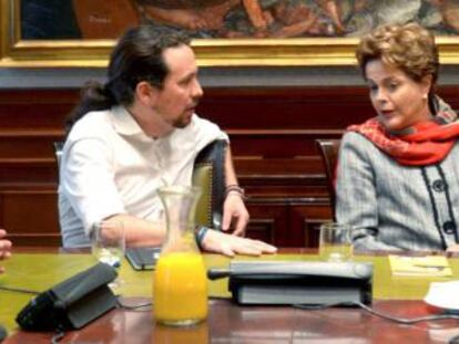 Reunión en el Congreso de parlamentarios de Unidos Podemos, liderados por Pablo Iglesias, con Dilma Roussef.