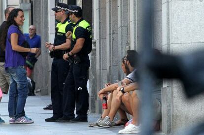 Policías municipales patrullando por el centro de Madrid el pasado verano.