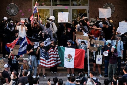 Manifestantes en Austin, Texas, el 9 de junio de 2025.
