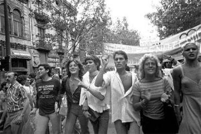 Primera manifestación, aún ilegal, del Orgullo Homosexual, celebrada en Barcelona en 1977.