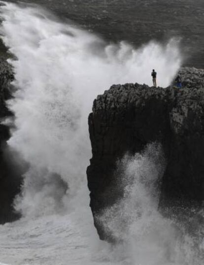 Fuerte oleaje en los bufones de Pría en Llames durante el paso del temporal en Asturias.