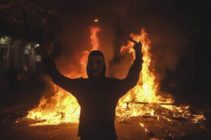 Uno de los vándalos que incendiaron las calles de Barcelona la madrugada del viernes.