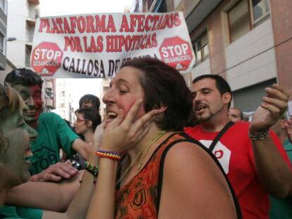 Guadalupe Herrerías, respaldada por miembros de la PAH frente a su casa