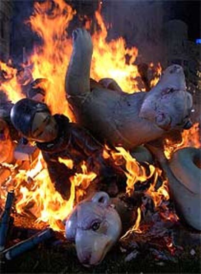 Un momento de la &#39;cremà&#39; de la falla infantil en la plaza del Ayuntamiento.