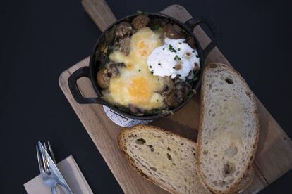 Huevos de corral al horno con champiñones en Federal Café.