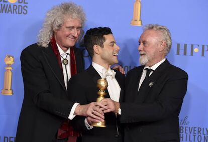 O ator Rami Malek entre os integrantes do 'Queen', Brian May (à esq.) e Roger Taylor (à dir.), após a premiação de 'Bohemian Rhapsody' no Globo de Ouro.