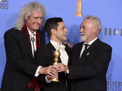 O ator Rami Malek entre os integrantes do 'Queen', Brian May (à esq.) e Roger Taylor (à dir.), após a premiação de 'Bohemian Rhapsody' no Globo de Ouro.