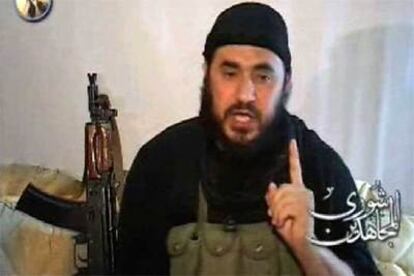 El jordano Abu Musab al Zarqaui, en una imagen del vídeo difundido ayer en Internet.