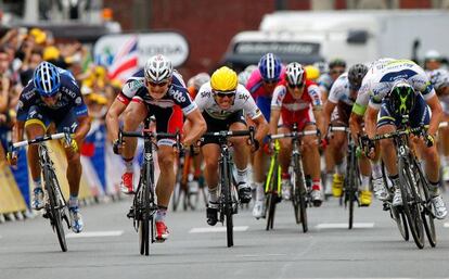 Greipel, segundo a la izquierda, durante el sprint en San Quintín