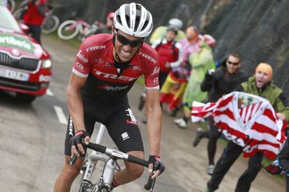 El ciclista madrileño del equipo Trek, Alberto Contador, pocos metros antes de la meta de la vigésimo etapa de la Vuelta Ciclista a España, el cual se ha proclamado el vencedor de la misma.Etapa con salida de Corvera de Asturias y meta en el Alto de Langlilu.