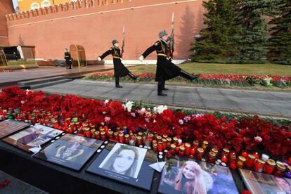 Soldados de la guardia de honor marchan frente a Ffores y velas que rinden tributo a las victimas del atentado del pasado 3 de abril.