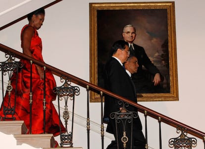 El presidente estadounidense, Barack Obama, y el presidente chino, Hu Jintao, junto a Michelle Obama, bajan las escaleras de camino al salón donde se celebra la cena de estado ofrecida al líder asiático.