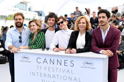 De izquierda a derecha, el actor Peter Lanzani, la actriz Mercedes Moran, el escritor Luis Ortega, el actor Lorenzo Ferro, la actriz Cecilia Roth y el actor Chino Darin atienden a los medios durante la presentación de la película 'El Ángel', el 11 de mayo de 2018.