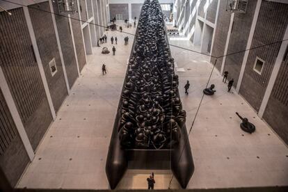 Vista de la instalación hinchable de 70 metros de largo 'Law of Journey' (ley de viaje), del conocido artista y activista chino Ai Weiwei, y que representa a un bote salvavidas lleno de 250 refugiados, durante su exposición en la Galería Nacional de Praga (República Checa).
