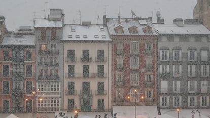 Algunas viviendas de la Plaza del Castillo de Pamplona bajo la nevada de este viernes 1 de abril.