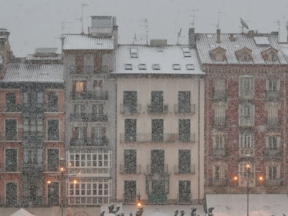 Algunas viviendas de la Plaza del Castillo de Pamplona bajo la nevada de este viernes 1 de abril.