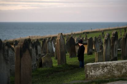 Un niño en un cementerio durante el festival bianual 'Whitby Goth Weekend' en Whitby en el norte de Inglaterra.