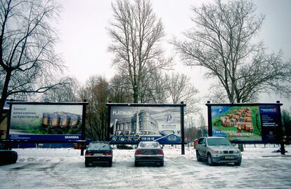 Varios carteles de publicidad de proyectos de especulación urbanística en la periferia báltica (2005).