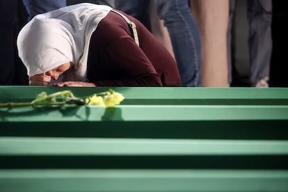 Una mujer llora junto al ataúd con los restos de su familiar, víctima del genocidio de Srebrenica, recientemente identificada, en Potocari, Bosnia, este miércoles.
