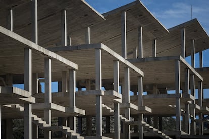 Esqueletos de viviendas a medio construir en Villajoyosa (Alicante).