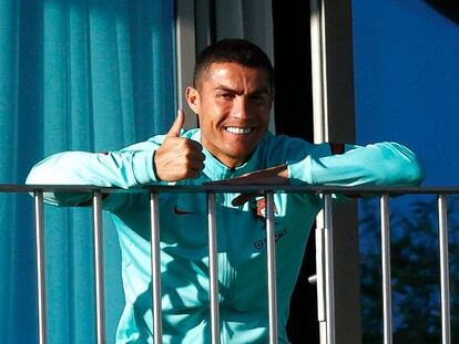 Cristiano Ronaldo saluda desde la habitación en la que está confinado, en Oeiras (Portugal).