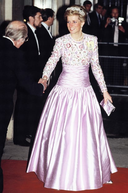 Catherine Walker firma este diseño que combinó con la tiara 'Spencer' para un banquete en 1989.