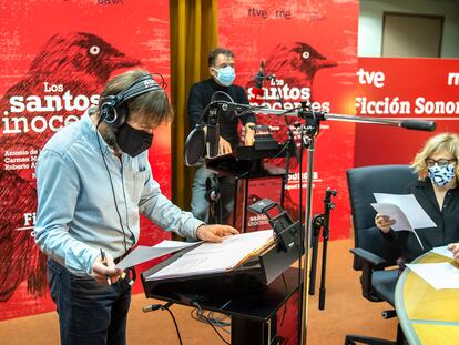 Antonio de la Torre, José Luis García y Carmen Machi durante la grabación de 'Los santos inocentes' en un estudio de RNE.