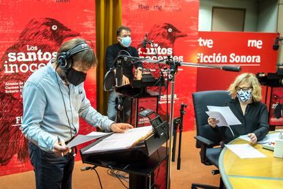 Antonio de la Torre, José Luis García y Carmen Machi durante la grabación de 'Los santos inocentes' en un estudio de RNE.