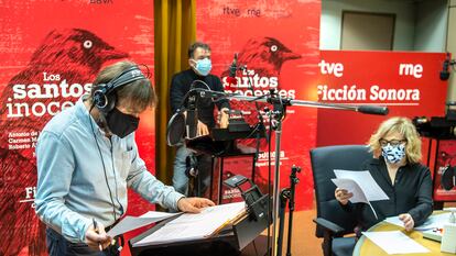 Antonio de la Torre, José Luis García y Carmen Machi durante la grabación de 'Los santos inocentes' en un estudio de RNE.