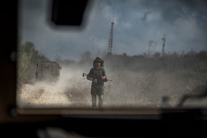 Un soldado israelí patrulla en la localidad libanesa de Naqura, en una imagen revisada por el ejército de Israel.