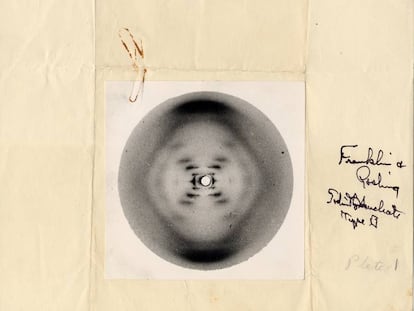 Crystallographic photo of Sodium Thymonucleate, Type B. "Photo 51." May 1952. (Large Version). Original held in the Ava Helen and Linus Pauling Papers.