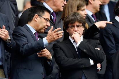 El presidente del Barcelona, Josep María Bartomeu, conversa con Carles Puigdemont, presidente de la Generalitat en el palco.