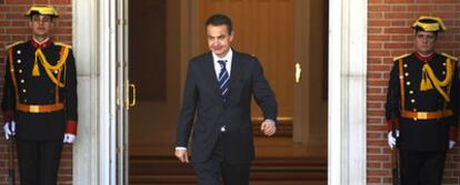 El presidente del Gobierno, José Luis Rodríguez Zapatero, ayer en el palacio de la Moncloa.