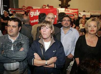 Varios dirigentes socialistas siguieron el desarrollo del pleno. Delante, Ernesto Gasco, Bárbara Dührkop y Elvira Cortajarena. Detrás, Rodolfo Ares y Jesús Eguiguren.