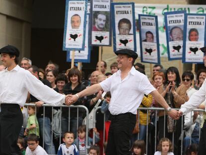 Izagirre (en el centro) baila la Gizon Dantza ayer en la Plaza de la Constitución donostiarra.