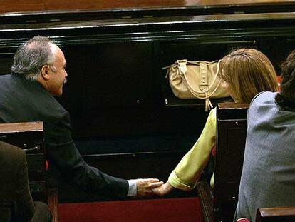 El presidente de ERC, Josep Lluís Carod Rovira, y la vicepresidenta del PSC, Manuela de Madre, durante la sesión de ayer en el Senado.