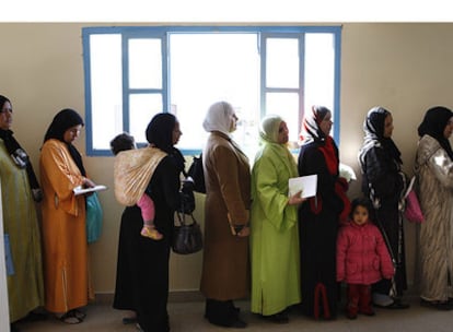 Jornaleras marroquíes esperan su turno en el proceso de selección para la fresa, el pasado mes de enero en Agadir (Marruecos).