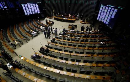 A oposição esvaziou a sessão em plenário e chegou a ser rejeitada um requerimento para adiar a votação devido à falta de quórum.