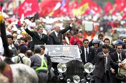 El presidente electo de Brasil, Lula da Silva (izquierda), junto a su vicepresidente José Alencar, camino del Congreso donde iba a jurar su cargo.