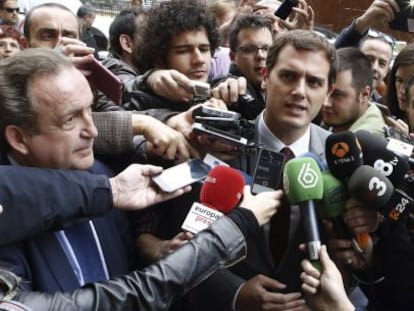 El presidente de Ciudadanos, Albert Rivera, atiende a la prensa antes de intervenir en el Foro ABC-Deloitte, hoy en el Casino de Madrid. 