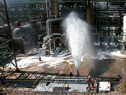 Los servicios de emergencia controlan el fuego en la refinería.
