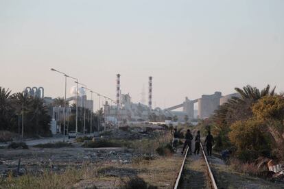 Niños de Shat el-Salem juegan a pocos metros de un complejo industrial.