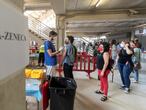 MURCIA, 25/05/2021.- Un enfermero pone la segunda dosis de la vacuna AstraZéneca contra el Covid-19 a un hombre este martes en el estadio murciano de Nueva Condomina. Murcia ha anunciado que esta semana concluirán la pauta de vacunación de 16.000 personas que habían recibido AstraZeneca y que ahora deberán firmar un consentimiento informado tanto si reciben la segunda dosis de este preparado como si optan por el de Pfizer. EFE/Marcial Guillén