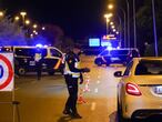 Contol de la policía en la zona de las Cuatro Torres, al norte de Madrid.