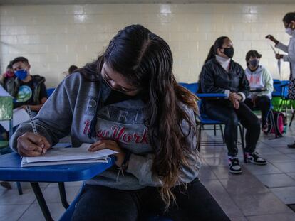 Alumnos de un centro público de educación secundaria pública en Ciudad de México asisten a clases en junio de 2021.