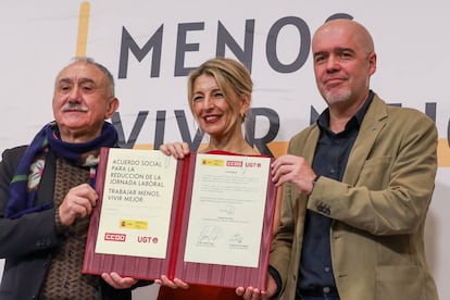 Yolanda Daz junto a los lderes sindicales Pepe ?lvarez (UGT) y Unai Sordo (CC OO) el pasado diciembre tras firmar el acuerdo por la reduccin de jornada.