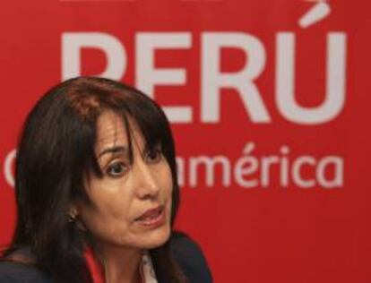 La ministra peruana de Comercio Exterior y Turismo, Magali Silva, habla durante una entrevista con Efe este miércoles 14 de agosto de 2013, en Ciudad de Panamá.