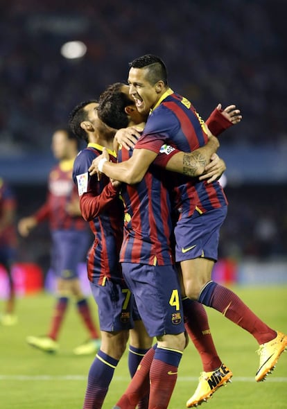 Alexis celebra con Cesc y Pedro el primer gol.